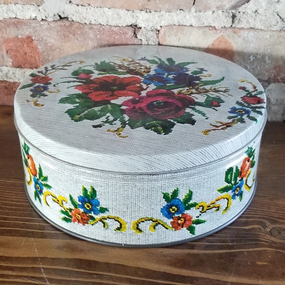 Vintage Round Tin Floral Stitch Print